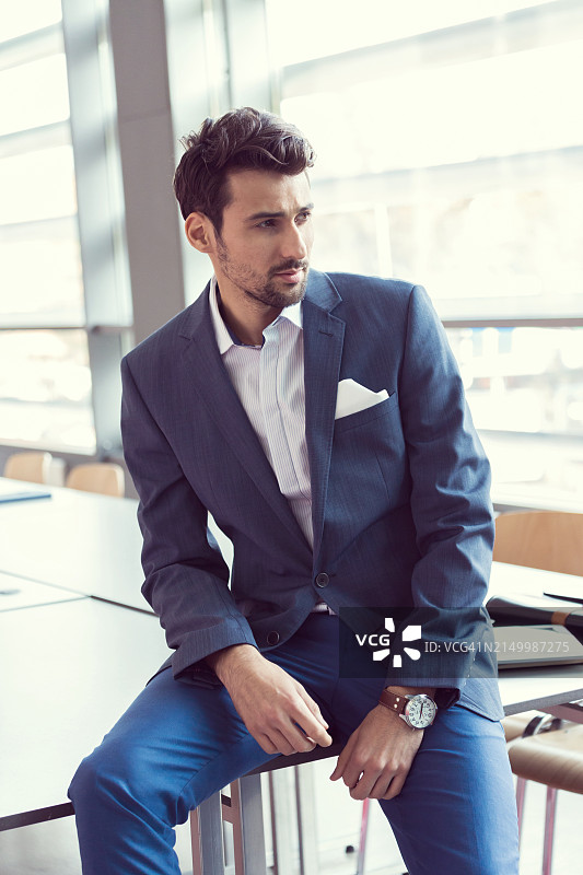 办公室里优雅的商人图片素材