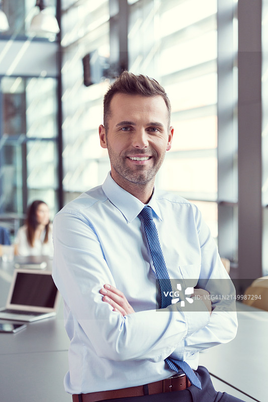 办公室里友好的商人肖像图片素材