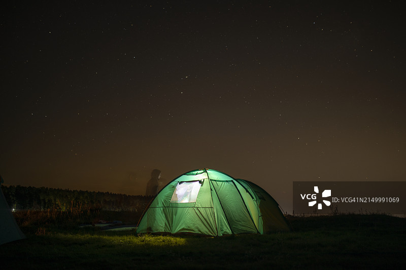 夜空下灯火通明的帐篷图片素材