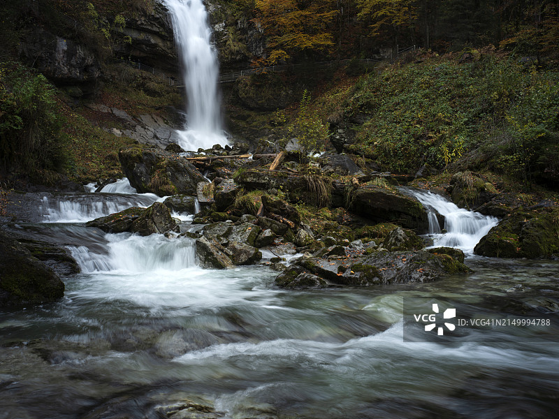 秋季布里恩茨吉斯巴赫瀑布图片素材