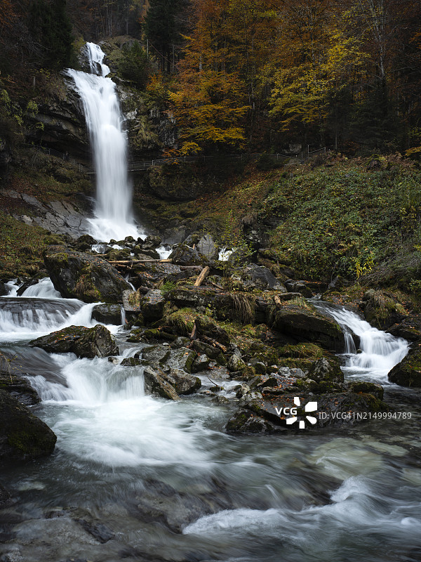 秋季布里恩茨吉斯巴赫瀑布图片素材