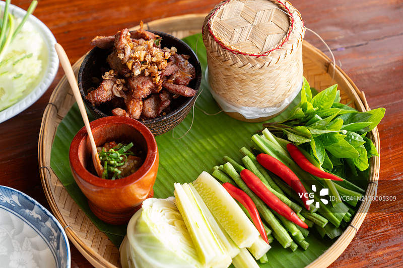 泰式传统美食餐桌，搭配新鲜蔬菜，品种丰富的泰式菜肴图片素材