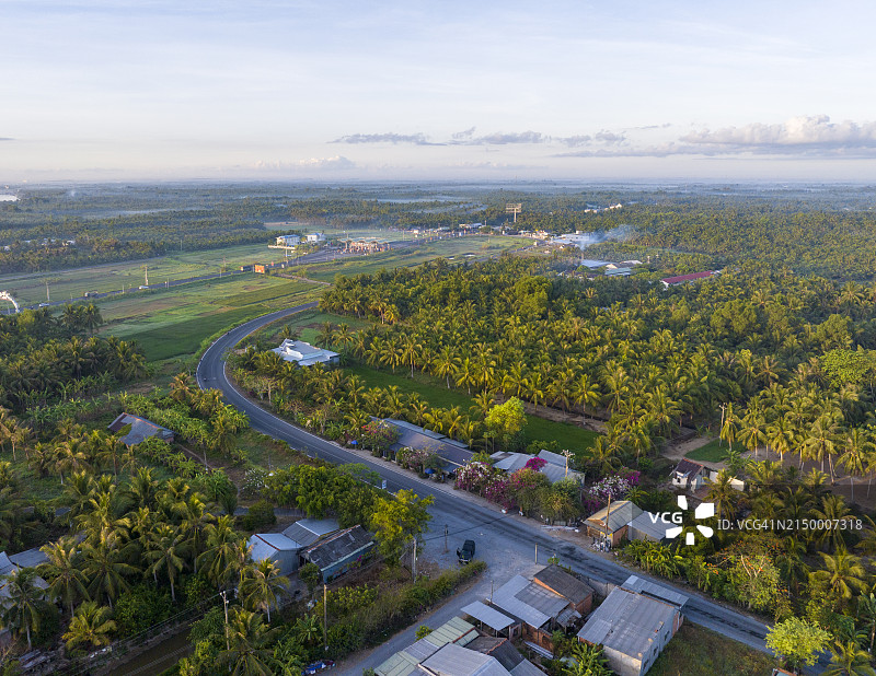 越南湄公河三角洲茶荣市晨雾图片素材
