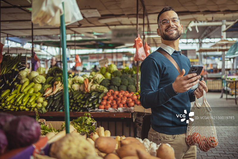 在农贸市场的男人图片素材
