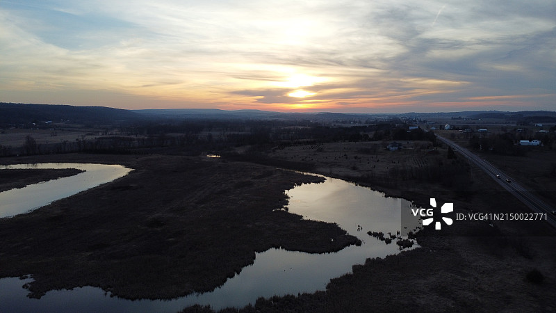 美国威斯康星州格林菲尔德的日落河景图片素材