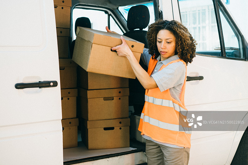 送货员从货车上卸货图片素材