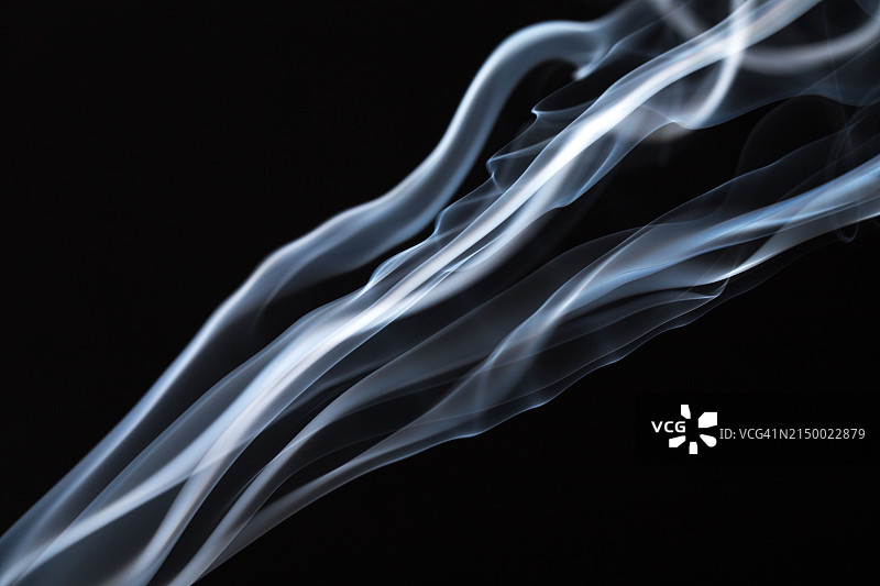 黑色背景下的烟雾特写图片素材
