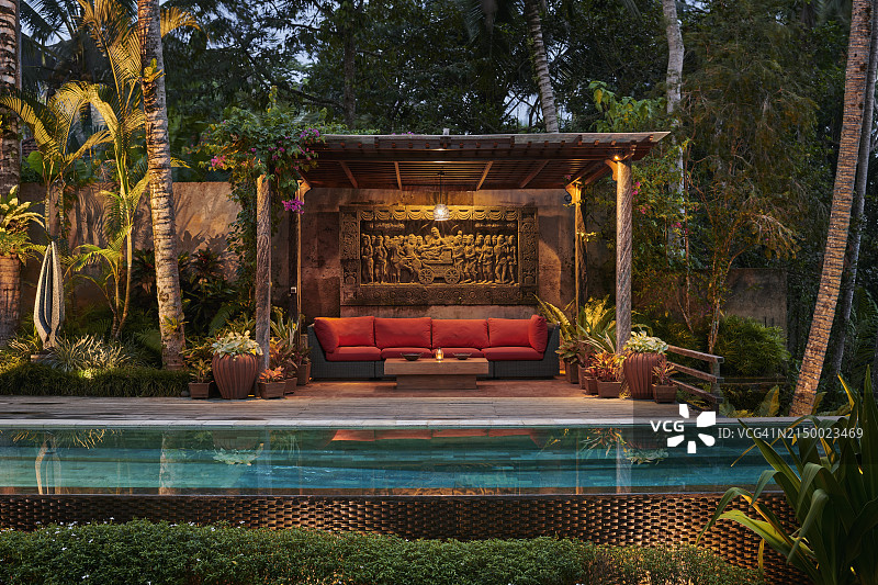 豪华别墅泳池花架休息区图片素材