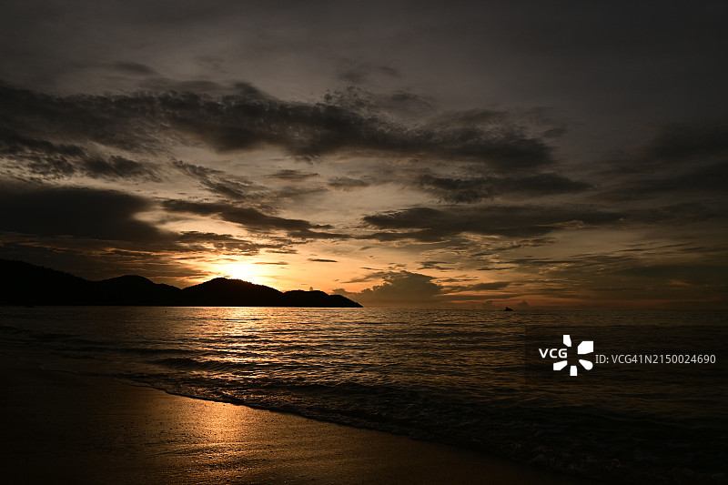 日落时大海对着天空的美景图片素材