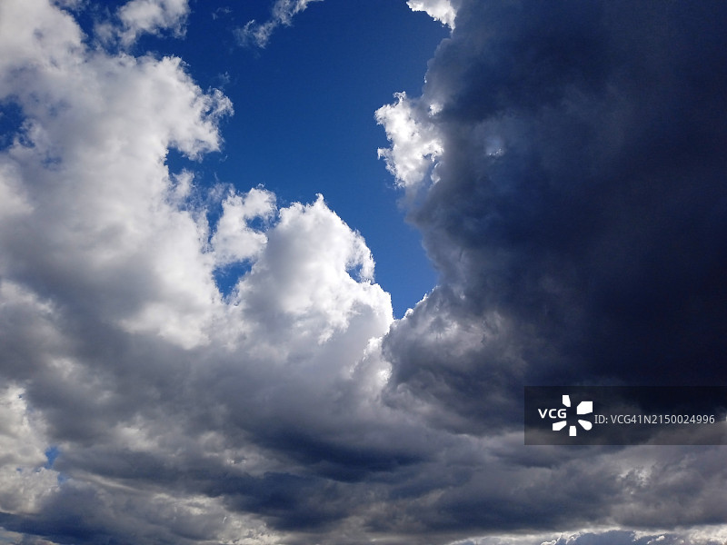 南非彼得马里茨堡仰视角度拍摄的云景图片素材