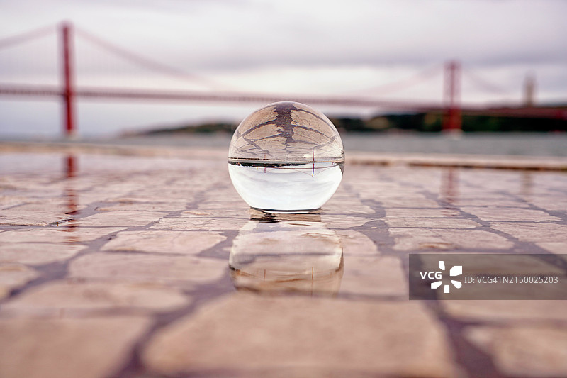桥上水晶球特写，背景是天空图片素材