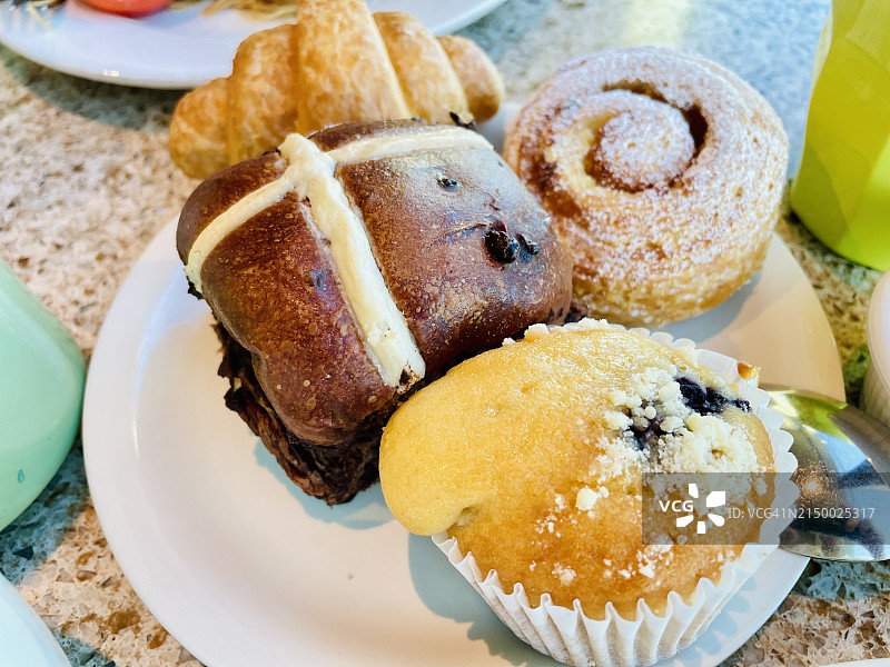 澳大利亚新南威尔士州悉尼餐桌盘子里的甜点高机位视角图片素材