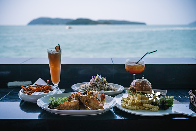 海边餐桌上的美食饮品特写图片素材