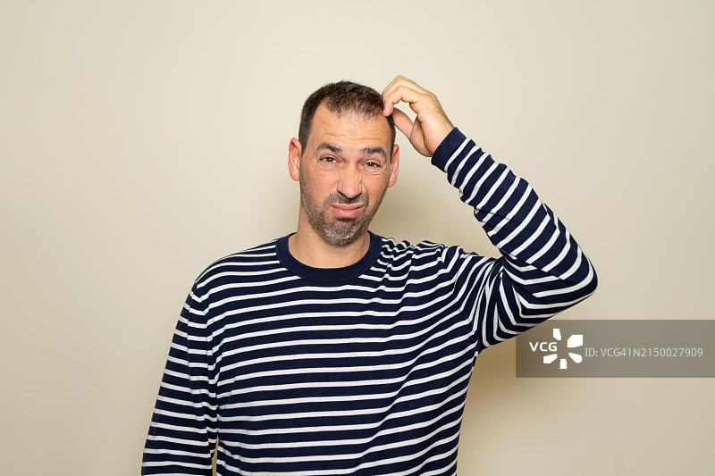 靠墙站立的男人肖像图片素材