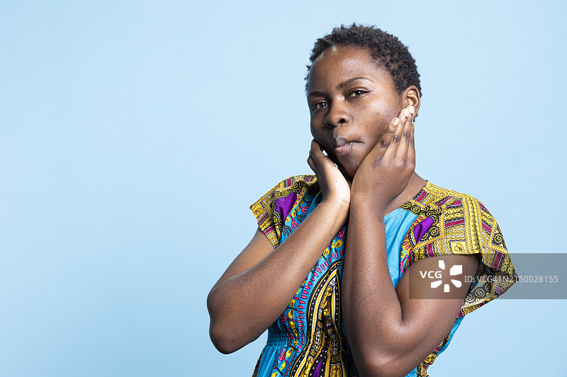 年轻的非洲女性肖像图片素材