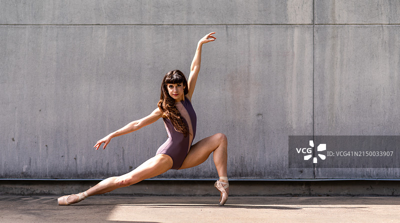 在墙边跳舞的女人全身照，美国得克萨斯州达拉斯图片素材