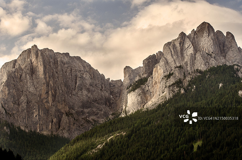 意大利圣乔瓦尼迪法萨岩石山脉全景图片素材