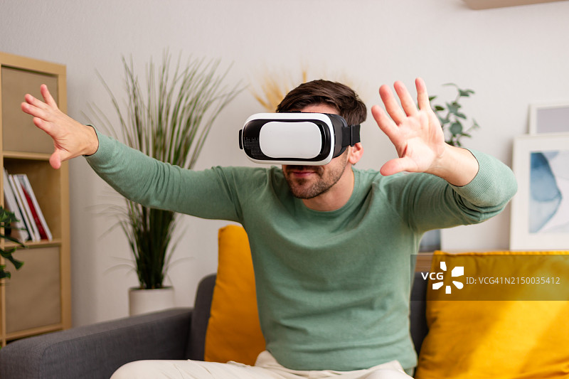在家体验VR的男人图片素材