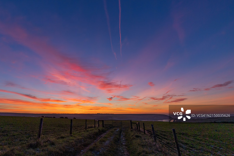 日落时田野对着天空的风景图片素材