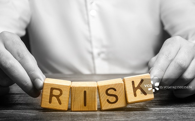 男子在桌子上拿着玩具积木的身体中部照片图片素材