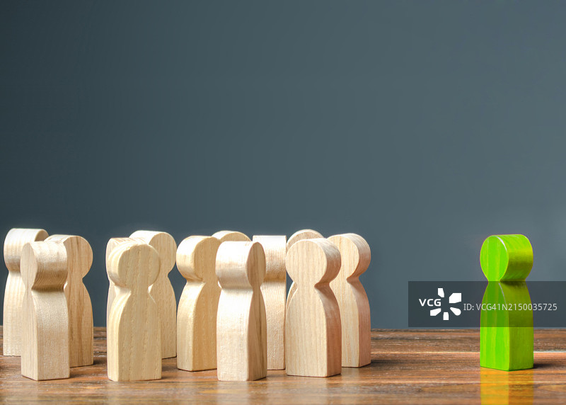 灰色背景下桌子上的木制小雕像特写图片素材