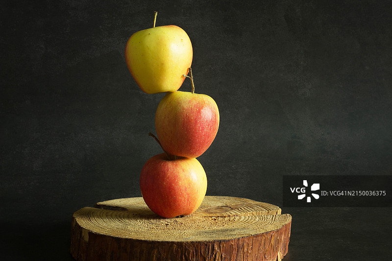 黑色背景下木桌上苹果的特写图片素材