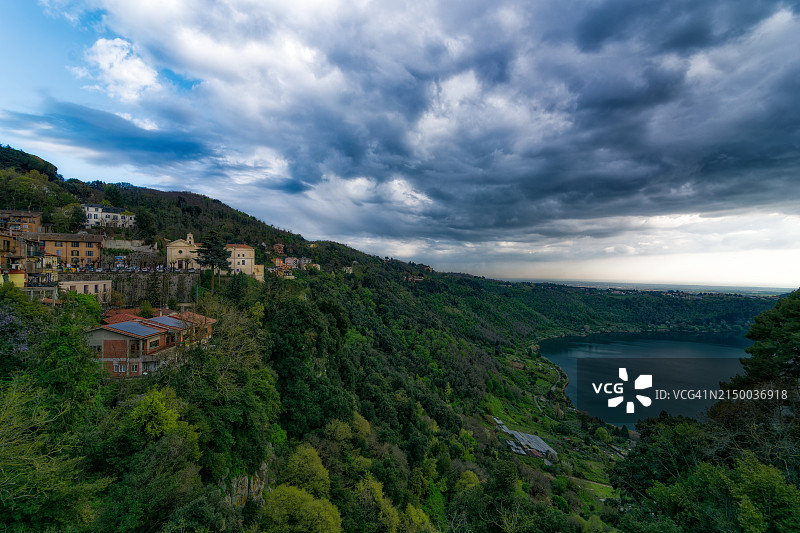 山脉映衬下的城镇景观图片素材