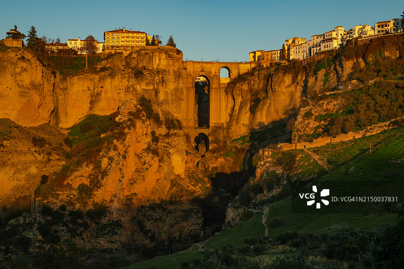 晴空下的古遗址仰视角度图片素材