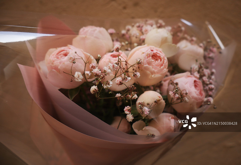 桌子上容器中花朵的俯视照片图片素材