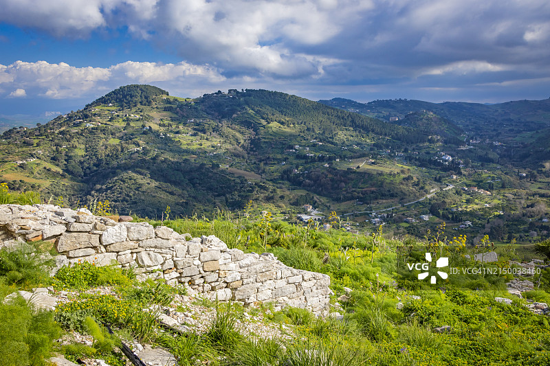 山对着天空的美景图片素材
