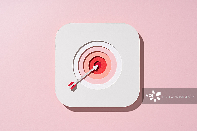 射中靶心的箭，纸工艺图片素材