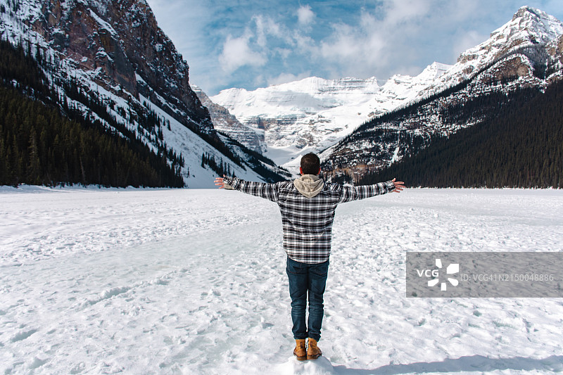 路易斯湖的男人图片素材