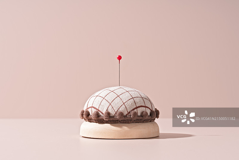 带红色针的针垫图片素材