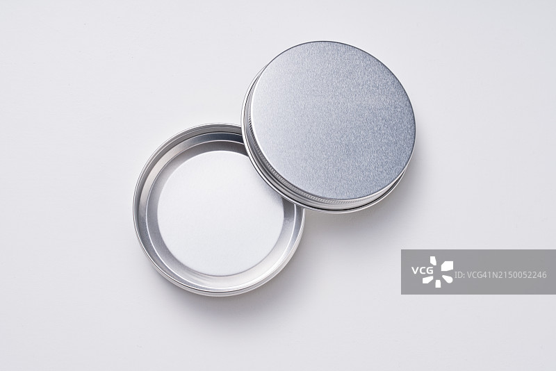 白色背景上的已开启铝罐图片素材