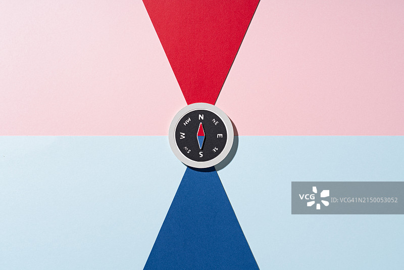 指向红色北方和蓝色南方的纸工艺指南针图片素材