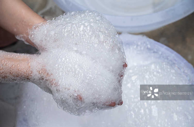 特写：双手搓洗衣粉，产生丰富泡沫图片素材