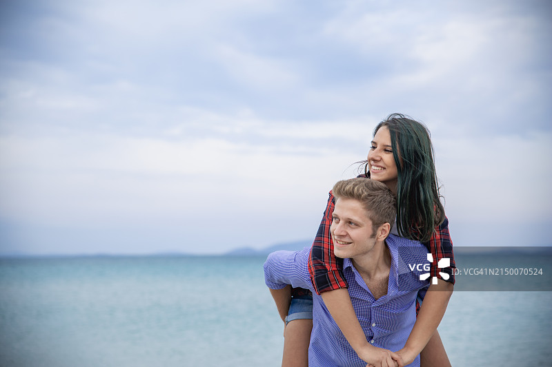 海滩上的年轻情侣肖像图片素材