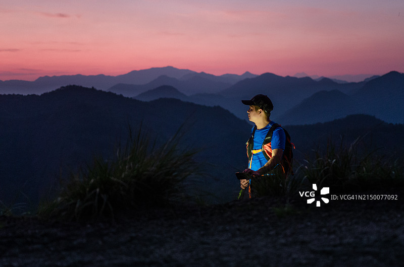 户外徒步欣赏风景图片素材