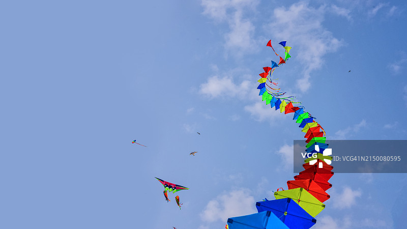 蓝天中一排鲜艳的风筝图片素材
