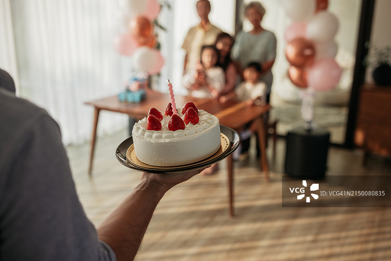 父亲带蛋糕回家图片素材