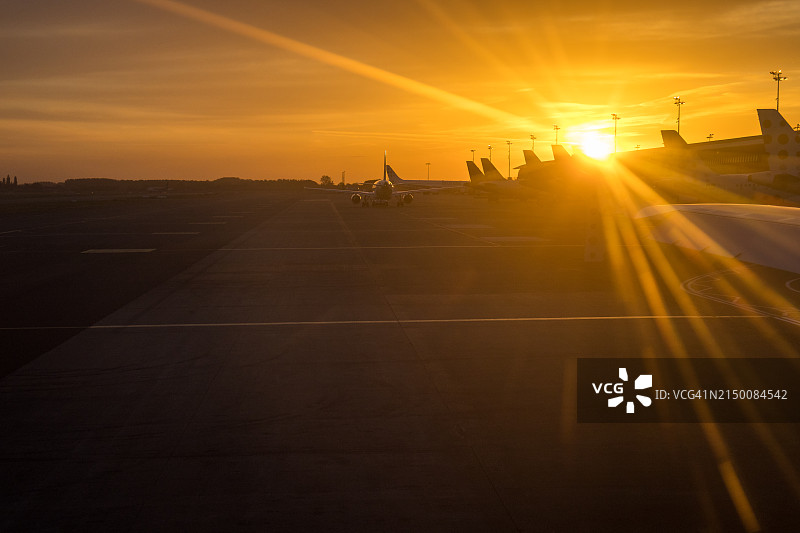 日出时停靠在布鲁塞尔机场的飞机图片素材