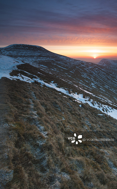 白雪皑皑的山峰日出，布雷肯比肯斯国家公园图片素材
