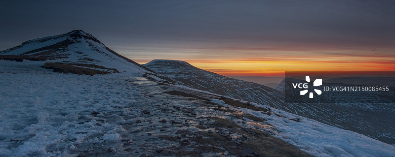 白雪皑皑的山峰日出，布雷肯比肯斯国家公园图片素材