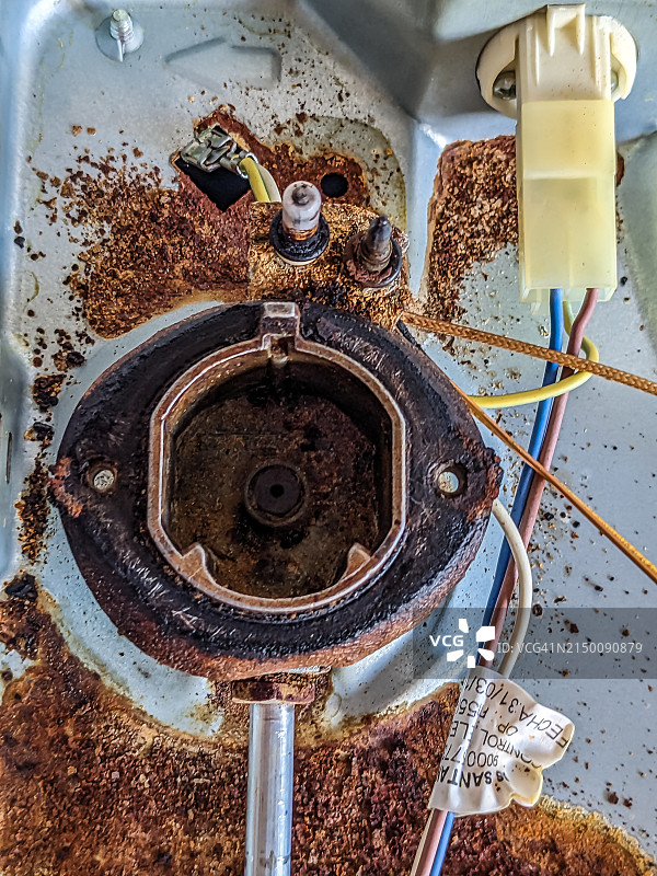 修理生锈的炉灶燃烧器图片素材