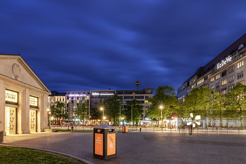 柏林维滕贝格广场：地铁站和卡迪威百货公司图片素材