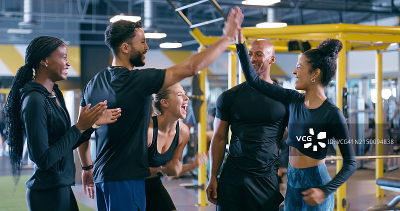 团队合作：健身房里的人们快乐地击掌，为了健康目标或身体健康而提供健身和支持。积极的锻炼和训练，一起锻炼，与运动员一起庆祝和运动图片素材