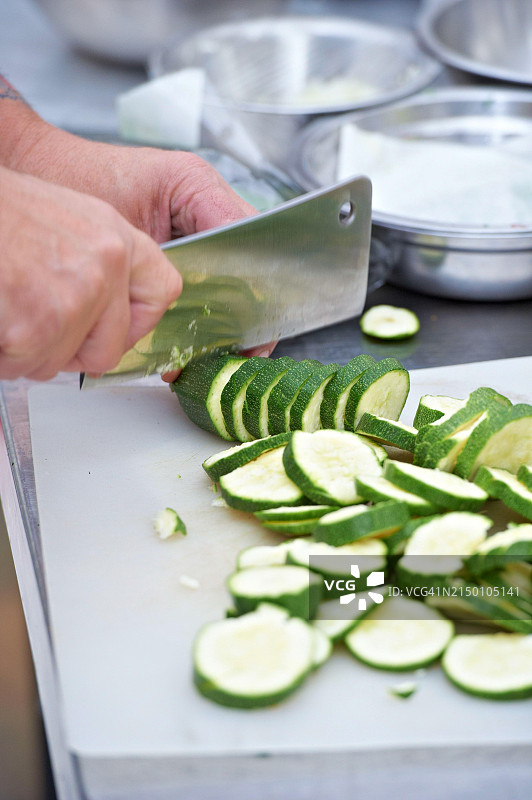 用厨师刀切小胡瓜，德国汉堡图片素材