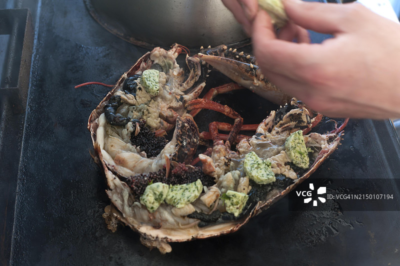 配鱼子酱、蔬菜和大蒜黄油的熟龙虾图片素材