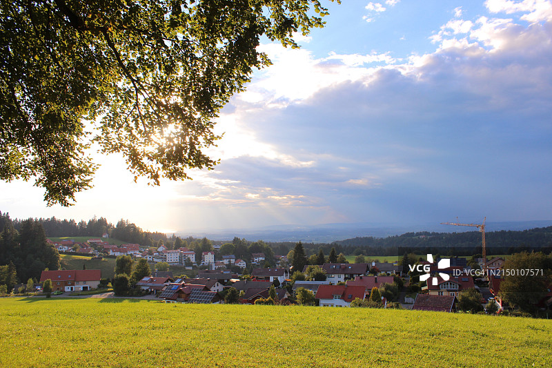 阳光下山间小镇美景图片素材