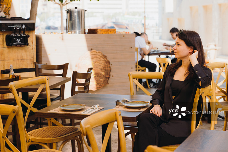 在迪拜老城用餐的漂亮女企业家图片素材